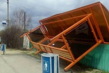 Фотография к новости: Ураган повалил на людей автобусную остановку в ВКО