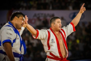 Чемпион по қазақша күрес бросил вызов Головкину