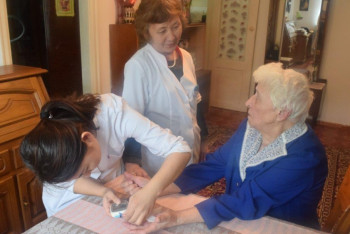 Фотография к новости: Алматинские врачи обследовали ветеранов ВОВ на дому 