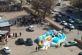 Фотография к новости: Батут с детьми перевернулся из-за ветра в Астане 