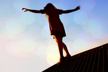 Бегавших по крышам подростков нашли столичные полицейские  