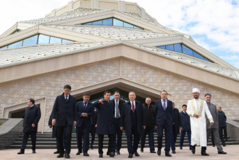 Фотография к новости: Назарбаев посетил новую мечеть в Астане