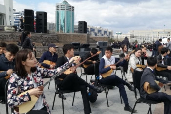 Фотография к новости: Кюи Курмангазы одновременно исполнили 500 домбристов в Астане