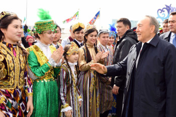 Фотография к новости: Назарбаев поздравил казахстанцев с Днём единства народа