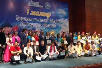 Фотография к новости: Студент ЕНУ из Франции исполнил казахский народный кюй "Жастар"