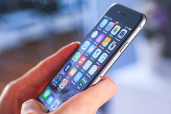 Фотография к новости: Вернуть госслужащим право пользоваться смартфонами на работе предложила общественник