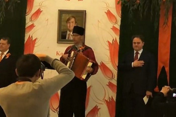 Фотография к новости: Дипломат Нидерландов исполнил гимн Казахстана на баяне в Астане