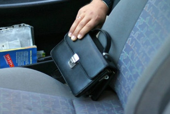 Фотография к новости: Из авто алматинского бизнесмена украли 130 тысяч долларов