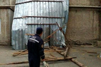 Фотография к новости: Сильный ветер сорвал кровлю пятиэтажного дома в Таразе