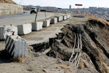 Фотография к новости: Талыми водами размыло автодорогу в Акмолинской области 