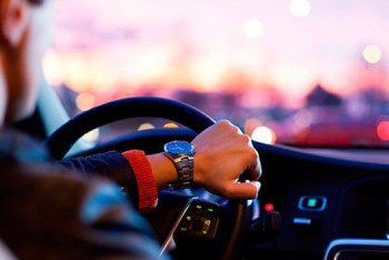 Гоняющего по "встречке" водителя авто с подложными дипномерами задержали в Алматы