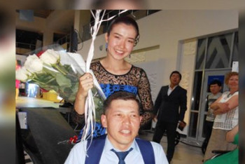 Фотография к новости: Инвалид-колясочник сделал предложение возлюбленной на конкурсе красоты в Талдыкоргане