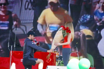 Предложение руки и сердца получила девушка на сцене алматинского марафона