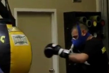 Фотография к новости: Соперник Головкина на 5 мая показал, как готовится к бою