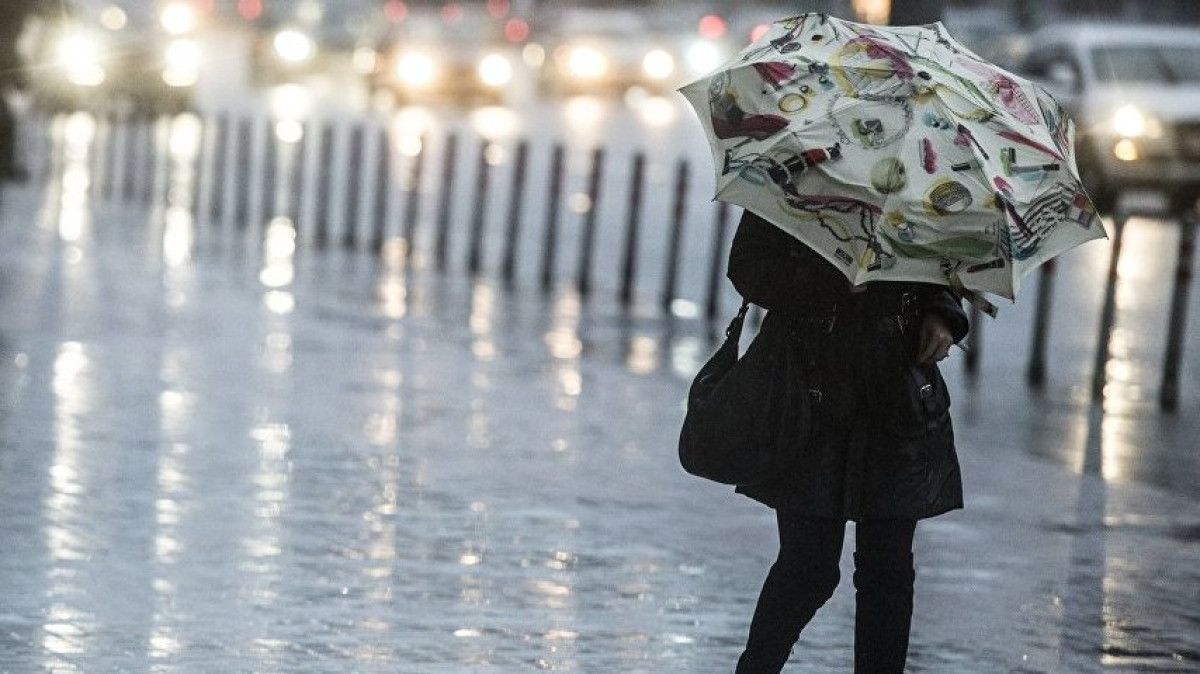 Осадки и порывистый ветер сохраняются на большей части территории Казахстана 