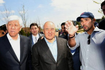 Фотография к новости: Умирзаку Шукееву показали, как производят лапшу быстрого приготовления в Капшагае