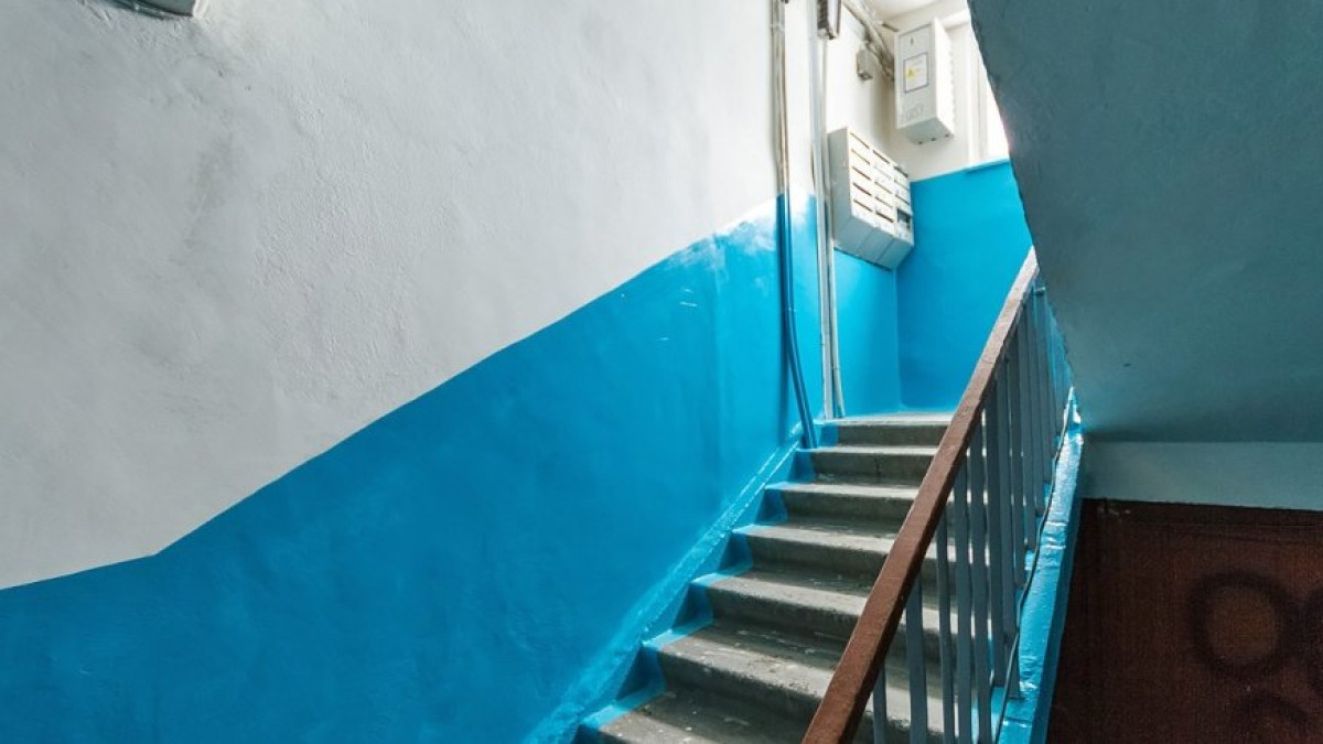 Насиловали в подъезде на протяжении трех лет подростка из Актобе 