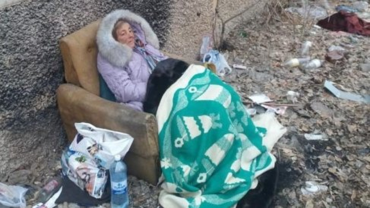 Инвалид более трёх суток сидит в кресле на улице в Абае