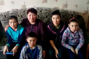 Девушка-инвалид одна воспитывает шестерых братьев и сестёр в Акмолинской области