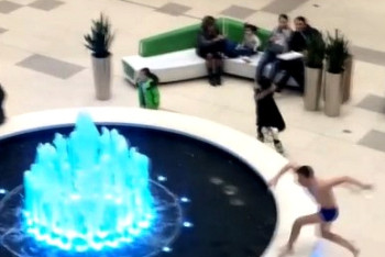 Фотография к новости: Искупавшийся в фонтане астанинского ТРЦ парень оштрафован 