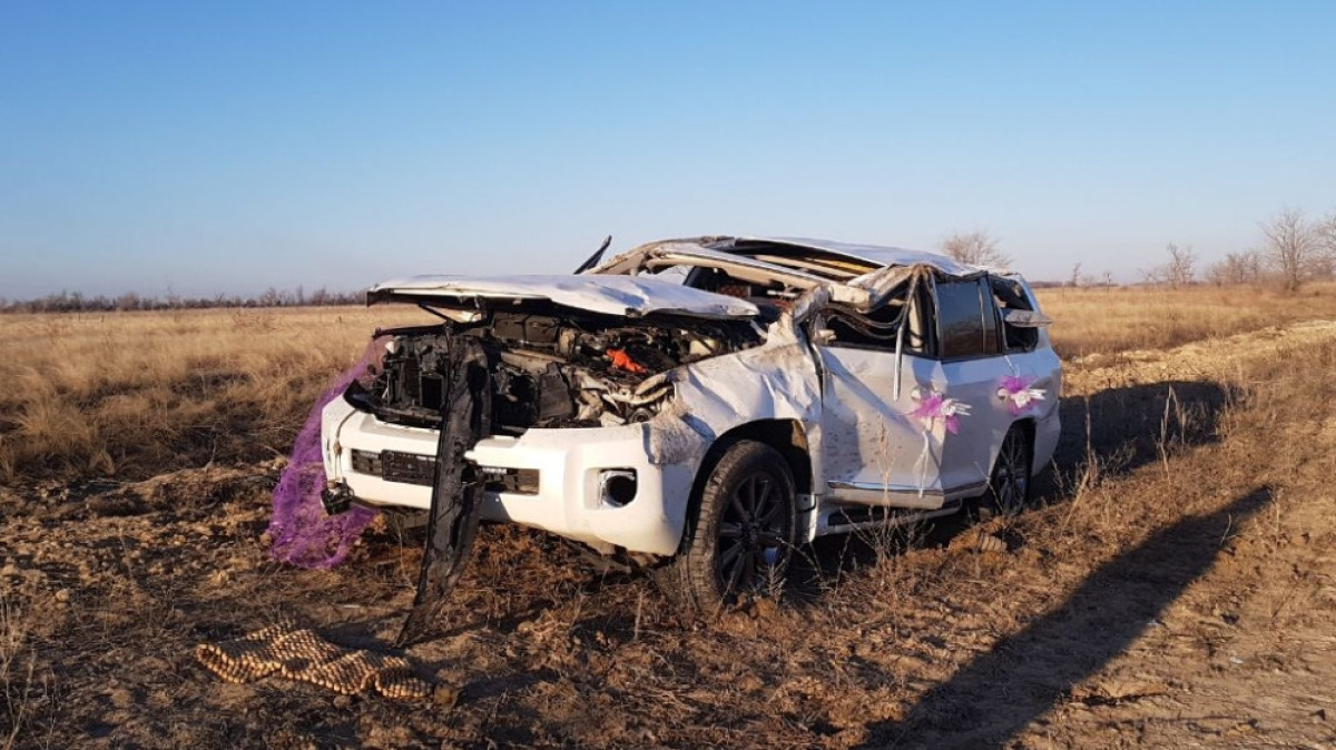Lexus из свадебного кортежа слетел с трассы и перевернулся в Уральске
