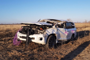 Фотография к новости: Lexus из свадебного кортежа слетел с трассы и перевернулся в Уральске