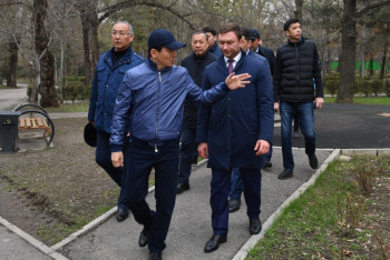 Пересмотреть схему движения транспорта перед вокзалом Алматы-1 поручил Байбек