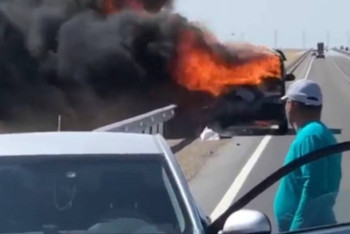 Фотография к новости: Дотла сгорел микроавтобус на трассе в Мангистауской области