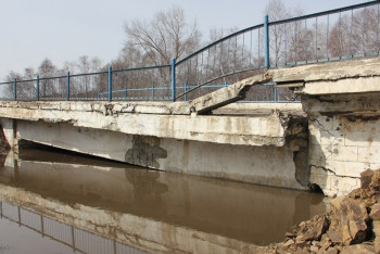Фотография к новости: Мост разрушен из-за паводка: восемь сёл ВКО отрезаны от райцентра  