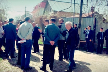 Фотография к новости: Около 12 лет алматинцы пытаются восстановить приватизированную дорогу