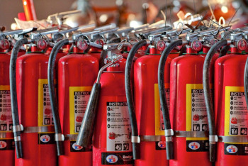 Сотрудников торговых центров и отелей Алматы научили пользоваться огнетушителями