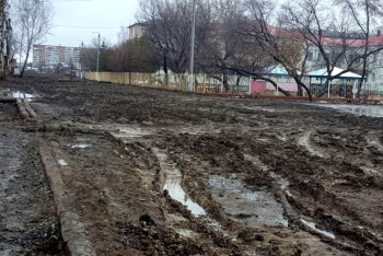 Из-за "раскопок" машины с продуктами не могут подъехать к петропавловской школе глухонемых