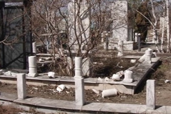 Фотография к новости: Вандалы разбили костанайскую могилу погибших в Африке лётчиков 