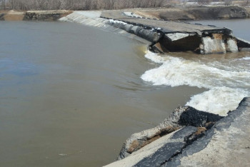 Фотография к новости: Дамбу прорвало в ЗКО - жители могут остаться без воды 