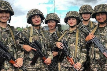 Фотография к новости: Cолдаты стали чистенькими, опрятными – Жасузаков о призыве женщин в армию