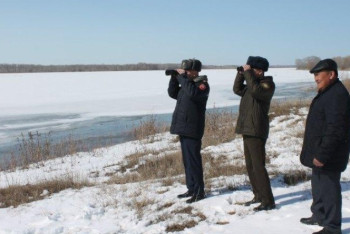 Фотография к новости: Из-за активного разрушения льда меры безопасности на Иртыше усилены