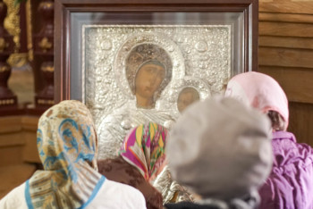 Десятки людей пришли увидеть чудотворную икону Божией Матери в Алматы