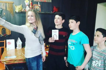 "Мисс Вселенная" из ЮАР посетила Тараз с тренингом для подростков