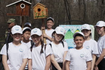 Фотография к новости: Скворечники и кормушки установили школьники в алматинской роще Баума