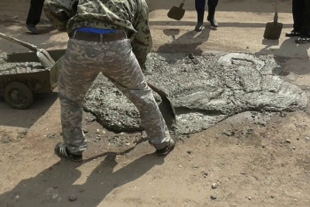 Фотография к новости: Полмиллиона тенге вложили в ремонт дороги сельчане, не дождавшись госфинансирования