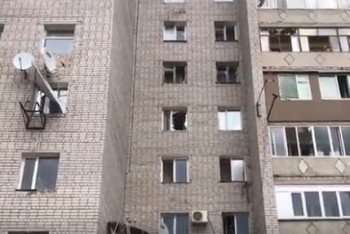 Фотография к новости: Выбитые взрывом окна начали восстанавливать жителям Семея 