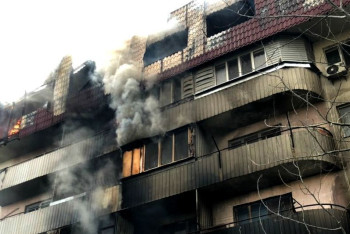 Байбек поручил оказать помощь жильцам сгоревшей многоэтажки