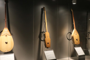 Фотография к новости: Ветеран спорта изготовил копию домбры Курмангазы для музея Алматы