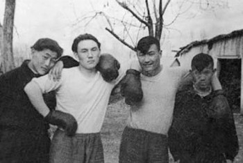 Фотография к новости: Фото молодого Назарбаева в боксёрских перчатках опубликовали в сети