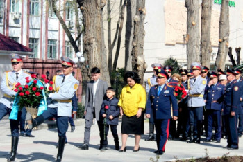 Фотография к новости:  В Таразе почтили память погибшего при теракте героя-полицейского