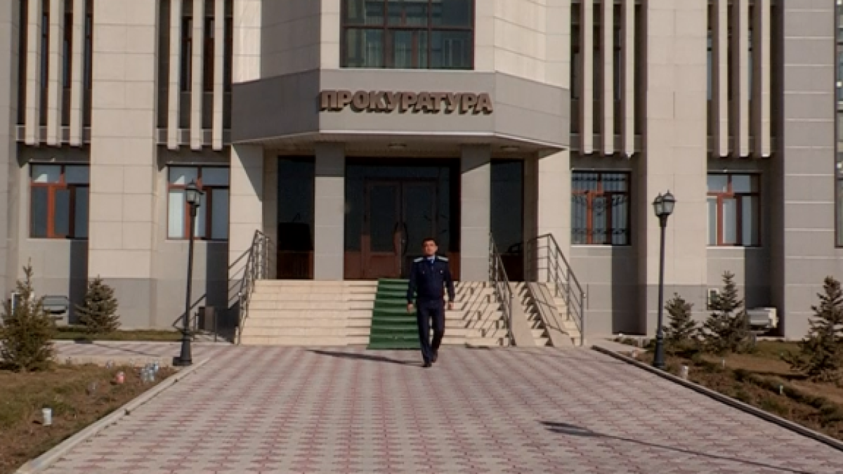 Пойманного на взятке прокурора из Шымкента перевели в подозреваемые и отпустили домой