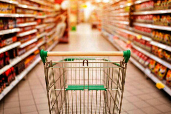 Фотография к новости: Скоропортящиеся продукты без указания срока годности нашли в торговой сети Астаны