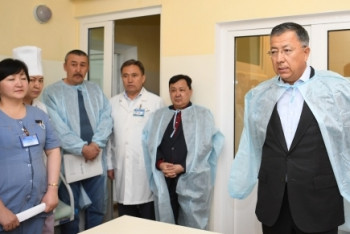 Фотография к новости: Отравившихся мороженым шымкентцев навестил аким области 