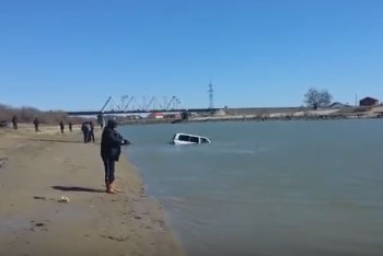 Фотография к новости: Пятеро спасателей вызволяли джип, заехавшего в реку Урал в Атырау
