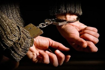 Фотография к новости: На полуголого алматинского дебошира, кидавшегося на авто, подали два заявления